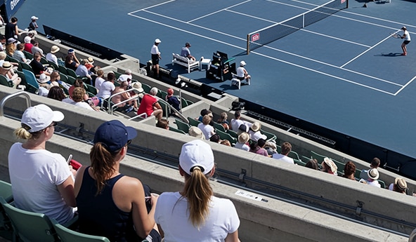 Pessoas em bancada assistindo a jogo de tênis do Miami Open