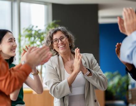 Pessoas comemorando a alta de um cliente Itaú