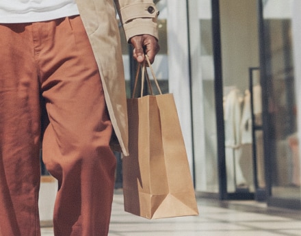 Pessoa realizando compras com proteção do cartão.