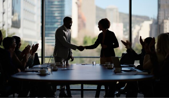 Clientes Itaú BBA Seguros em uma sala de reunião