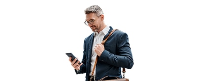 Homem olhando para o celular segurando a bolsa