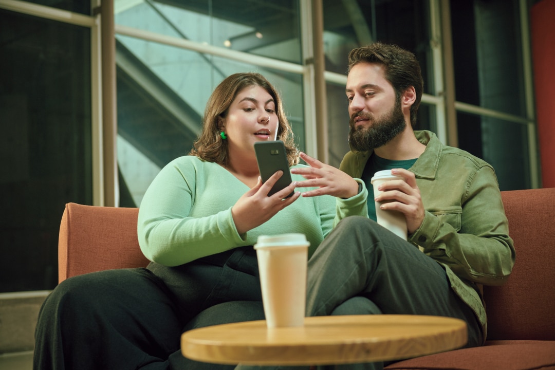 Casal conversando sobre o investimento COE