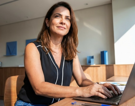 Mulher Empreendedora utilizando um notebook