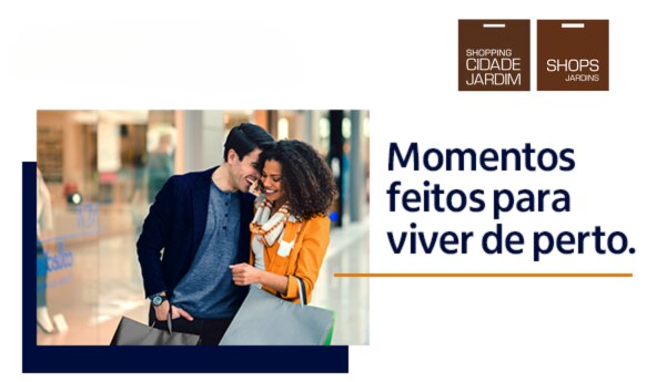 Casal com sacolas de compras. Ao lado temos o seguinte texto "Momentos feitos para viver de perto"  e as logos do Shopping Cidade Jardim e Shops Jardins