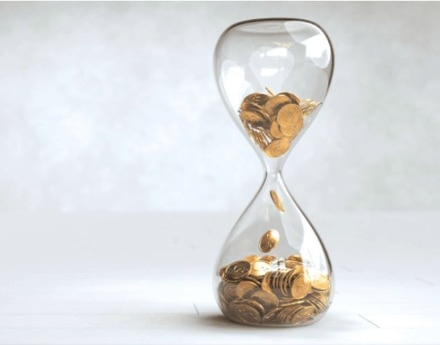 ampulheta com moedas dentro