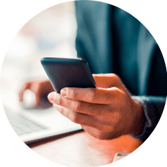 Cliente Itaú Empresas acessando os canais digitais acessando o app.