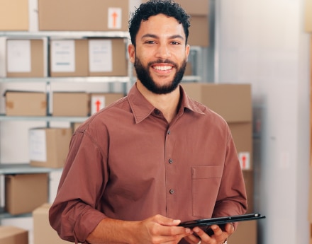 Cliente segurado empresarial, sorrindo com tablet em mãos