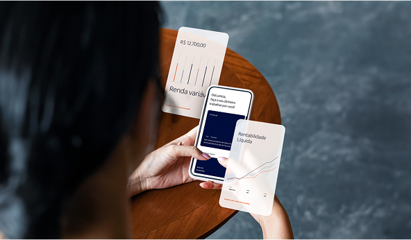 Representação de uma cliente Itaú Personnalité mexendo em um tablet