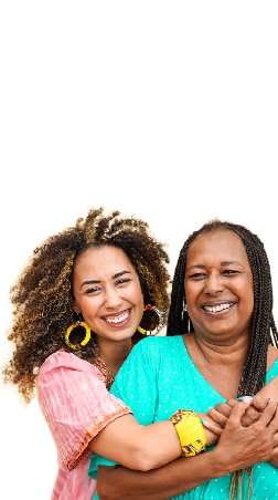 Clientes Itaú sorrindo e olhando para o celular