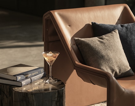 Poltrona e taça representam serviço de concierge.