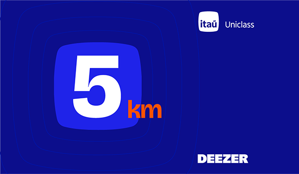 Card azul com 5 km, logos Itaú Uniclass e Deezer
