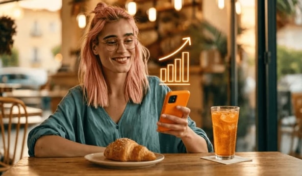 Cliente Itaú com celular na mão, acessando investimentos pelo app