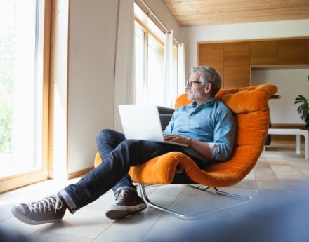 Homem de meia idade sentada em uma poltrona