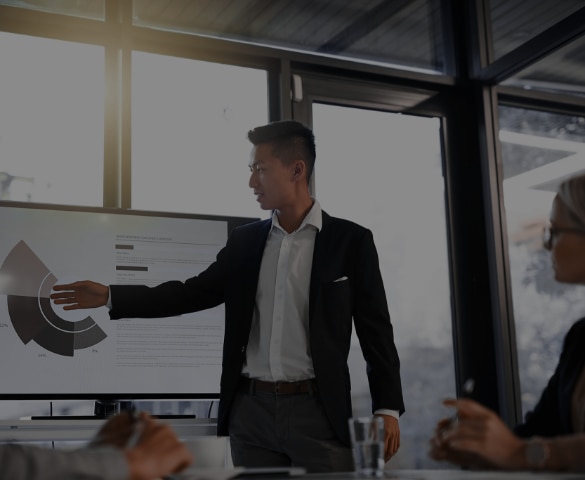 Homem executivo palestrando representando o blog de investimentos
