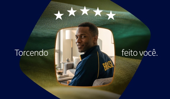 Pessoa com camiseta Brasil olha para trás dentro de casa; fundo com bandeira do Brasil, cinco estrelas e texto Torcendo feito você.