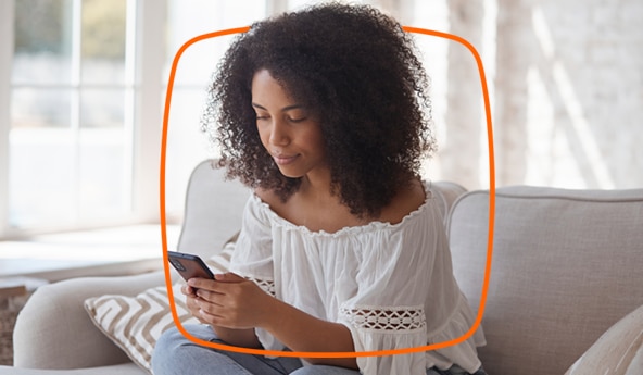 Cliente Itaú entrando em contato com o atendimento pelo celular.