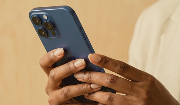 Pessoa utiliza smartphone representando acúmulo de pontos em compras.