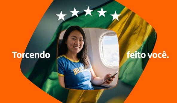 Pessoa com camiseta Brasil dentro de avião usa celular; ao fundo, bandeira do Brasil, estrelas e texto Torcendo feito você.
