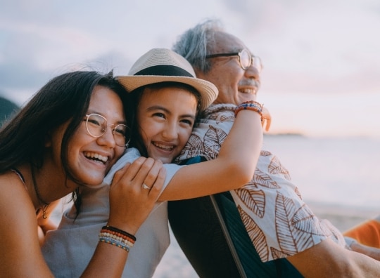 Família Uniclass abraçados sorrindo