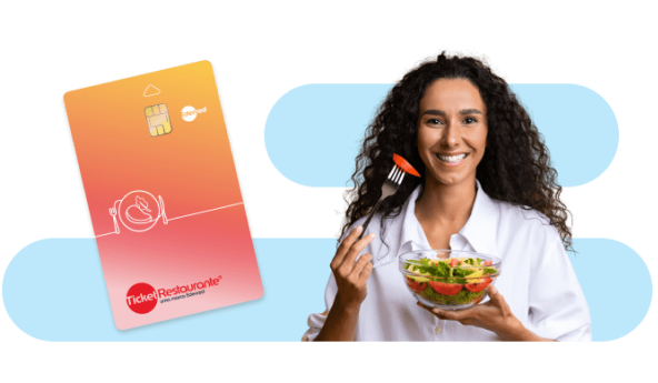 Mulher segurando uma tigela de salada e ao lado um cartão Ticket Refeição, de cor laranja.
