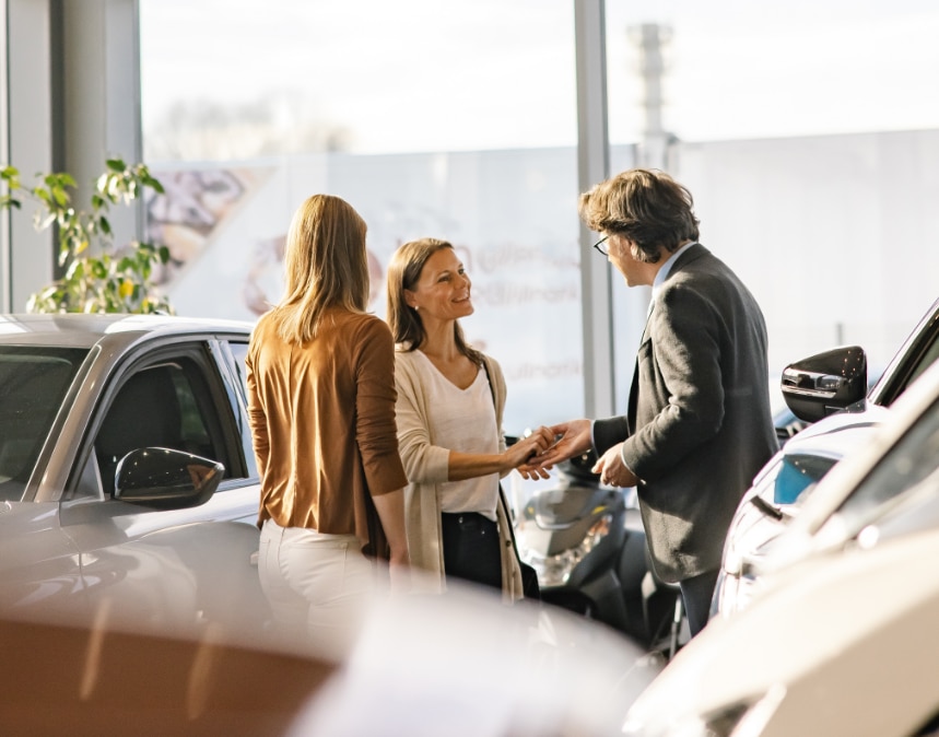 Empresas_tres_pessoas_em_loja_de_carros