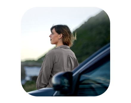 Foto cliente Personnalité sentada no carro olhando o horizonte