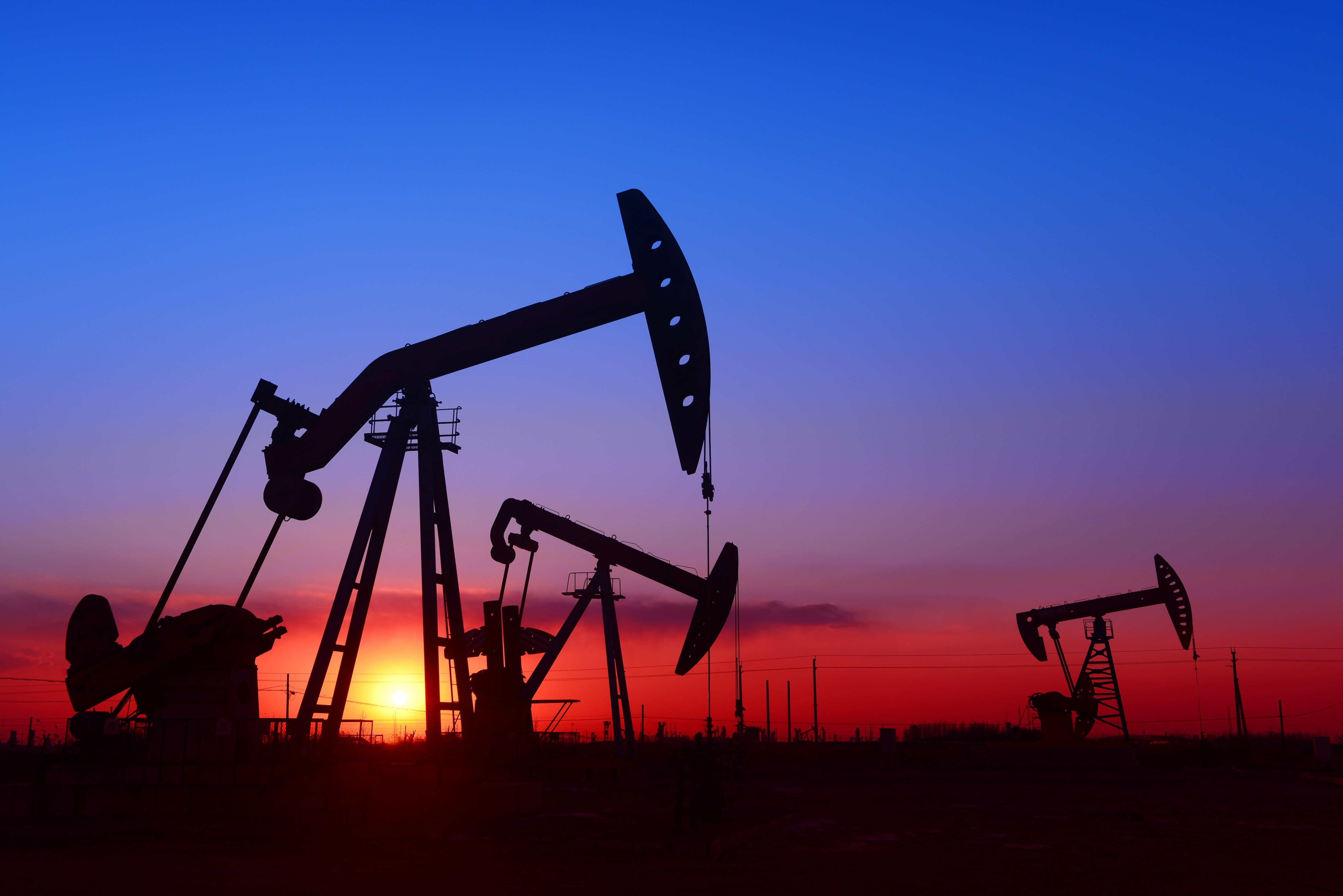 Preço do petróleo sobe com notícias negativas no final de semana