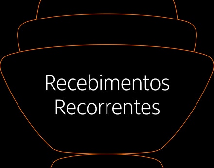 Mulher mexendo no computador com um dashboard
