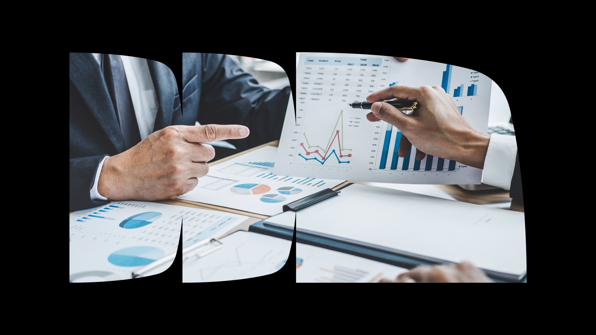 Foto genérica de vários papéis com gráficos e dois pares de mãos de homens brancos segurando canetas e apontando para os gráficos