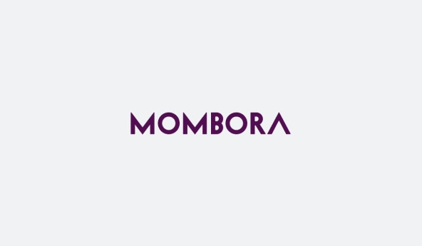 Logo da Mombora, em fundo off-white e letras na cor roxa