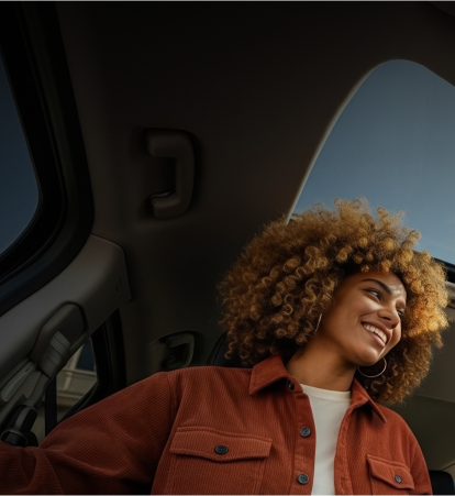 Pessoas dirigindo em um carro com tag Itaú