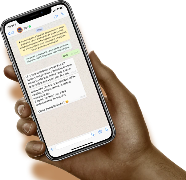 Mão segurando celular.