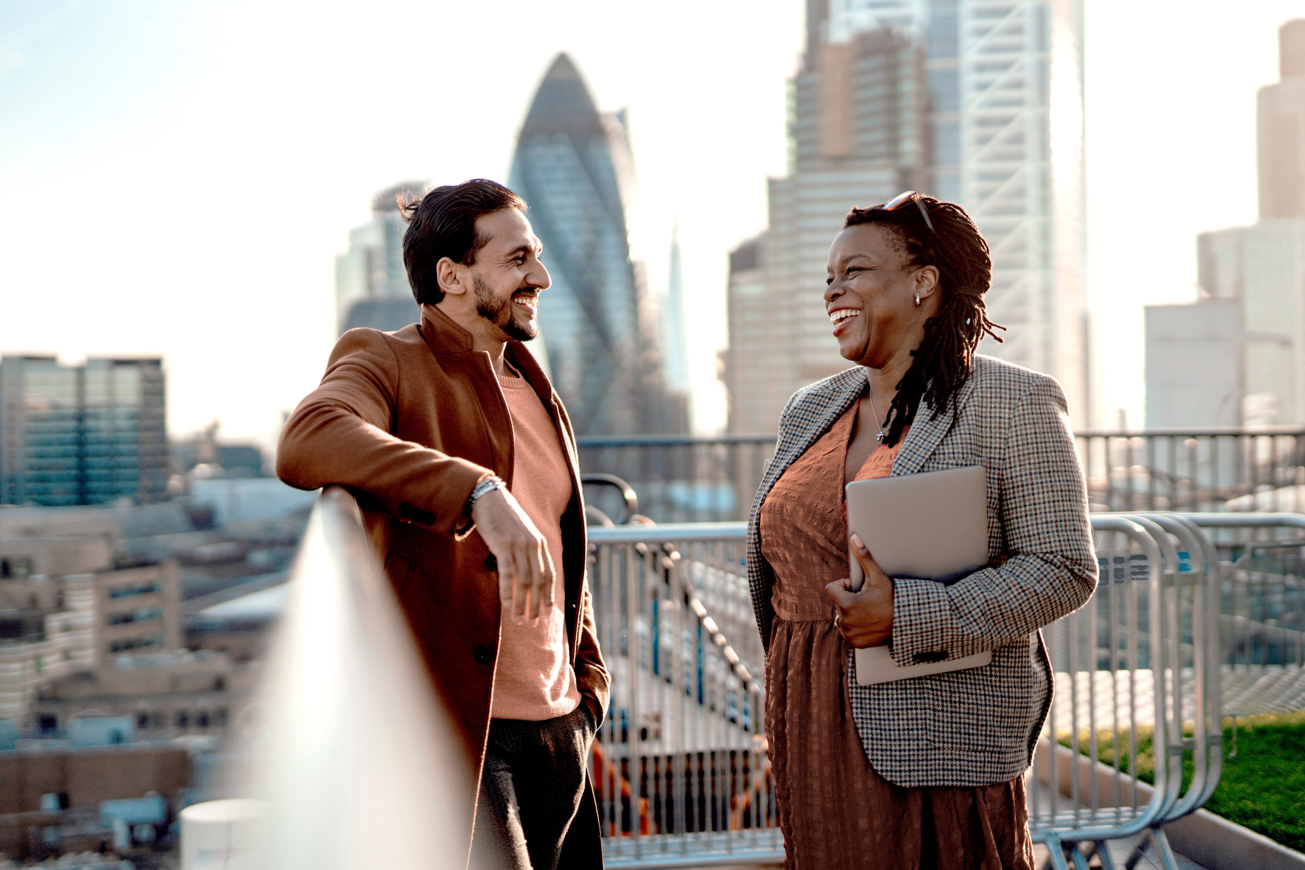 Homem e mulher clientes Itaú Private Bank conversando, representando diálogo e entendimento em acordos familiares e de relacionamentos.