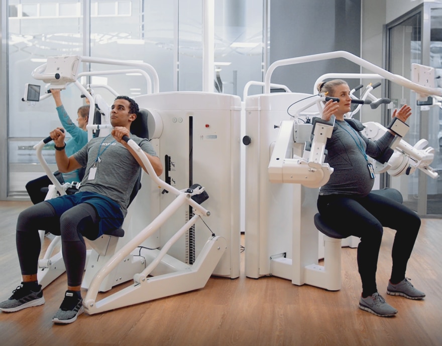 Duas pessoas sentadas utilizando equipamentos Finncare.