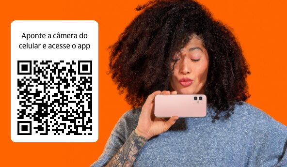 Cliente Itaú com seu celular, mandando beijo. Ao lado, um QR Code com o seguinte texto "Aproxime a câmera do celular e acesse o app"