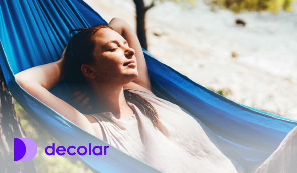 Cliente Itaú Uniclass descansando em uma rede, ao lado a logo da Decolar.com