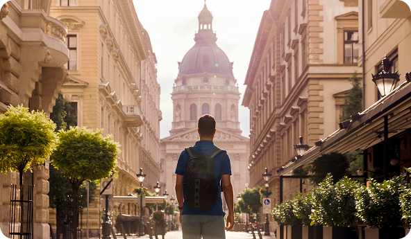 Imagem de homem cliente Personallité e do app passagens Itaú.
