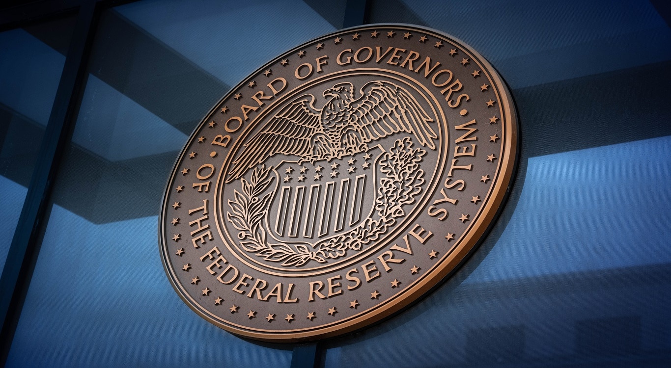 Fed mantém juros e previsão de cortes em 2025, mas altera projeções à frente