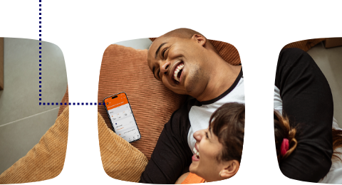 Casal deitado no sofá, sorrindo, com o celular ao lado mostrando o app Itaú.
