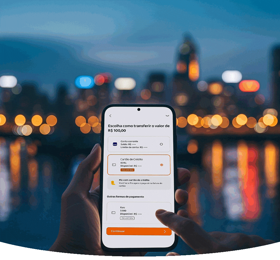 A imagem mostra uma mão segurando um smartphone com uma tela do aplicativo Itaú, exibindo opções para transferência de dinheiro. Ao fundo, há um cenário urbano desfocado com luzes de prédios à noite, com fogos de artifícios no céu.