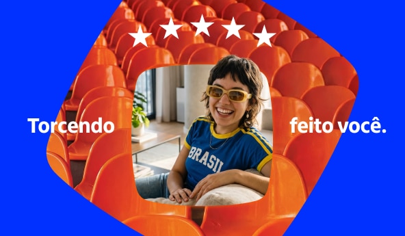 Pessoa com camiseta Brasil e óculos amarelos sentada em sofá, usando celular; fundo com cadeiras laranja, estrelas e texto Torcendo feito você.