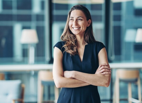mulher com braços cruzados e sorrindo