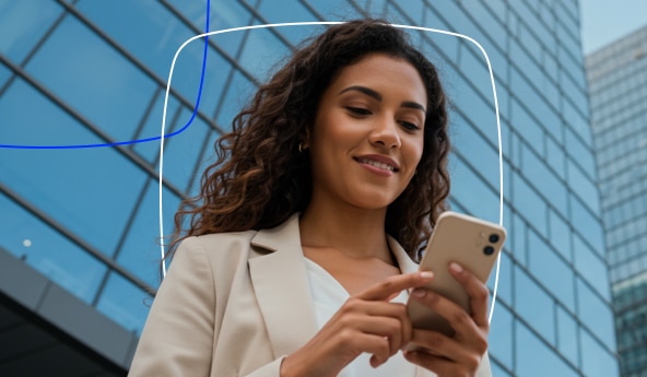Cliente Itaú acessando seu celular para realizar a contratação digital do Pronampe