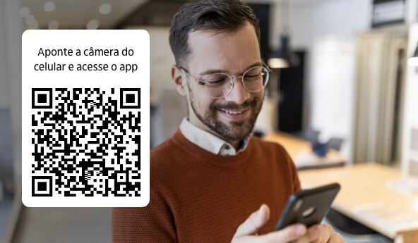 Cliente Itaú acessando o app Itaú pelo seu celular, com um QR Code ao lado e o seguinte texto "Aproxime a câmera do celular e acesse o app"