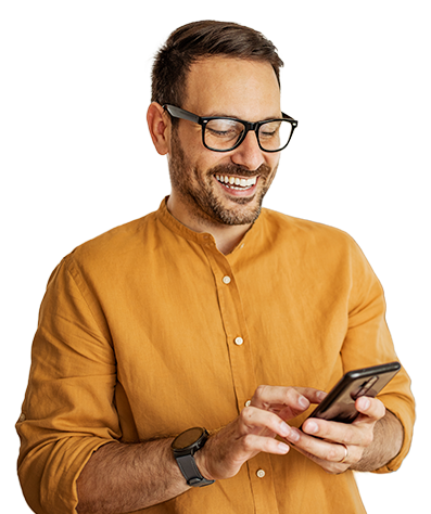 Cliente sorrindo enquanto vê o app Itaú.