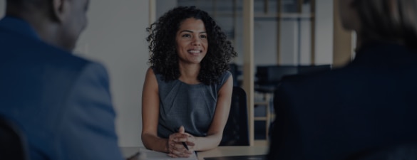 Mulher executiva conversando com outras pessoas representando a criação de valor do Itaú Private Bank