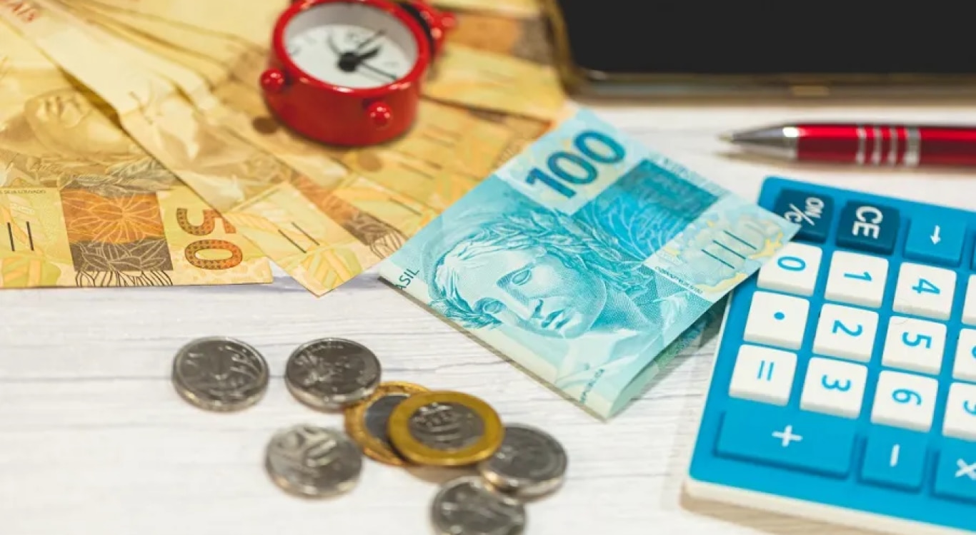 Dinheiro jogado na mesa para ser depositado em uma poupança
